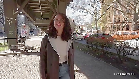 Sexy babe gets a hot oral-d in her mouth